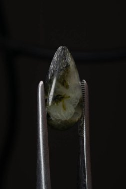 Siyah bir arkaplanda cımbızla doğal bir kavrayış taşı