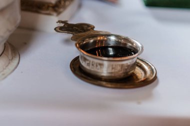 Kilisedeki bir kasede kırmızı şarap