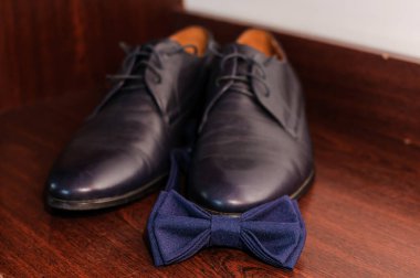 Mavi papyon kahverengi arka planda mavi klasik ayakkabılar