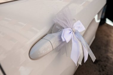 Düğün için araba süslemesi. Yeni evlilerin arabasının süslemeleri. Düğünde kortej.