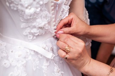 Nedimeler gelinliğe fiyonk bağlarlar. Gelini hazırlıyorum. Gelinin sabahı