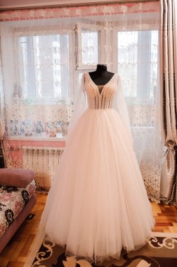 Bir mankenin üzerinde gelinlik.