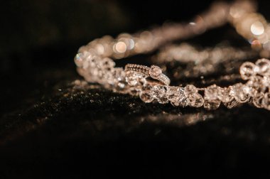 Siyah zemin üzerinde taşlar olan kolye