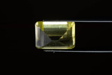 Siyah arka planda doğal altın sarısı sitrin.