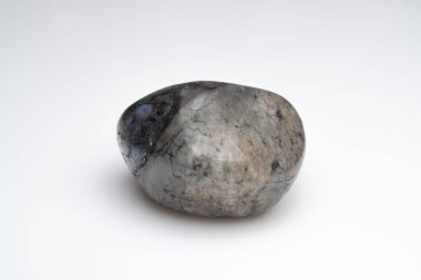 Beyaz arka planda doğal değerli taş liberiti