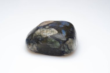 Beyaz arka planda doğal değerli taş liberiti