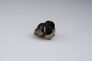 Beyaz arkaplanda doğal değerli taş piriti