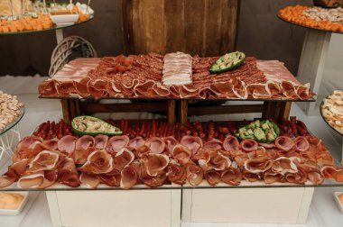 Farklı et türlerini dilimlemek. Düğün büfesi.