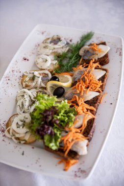 Farklı balık türlerini dilimlemek. Kırmızı ve beyaz balıkları kesiyorum. Kutlama masası