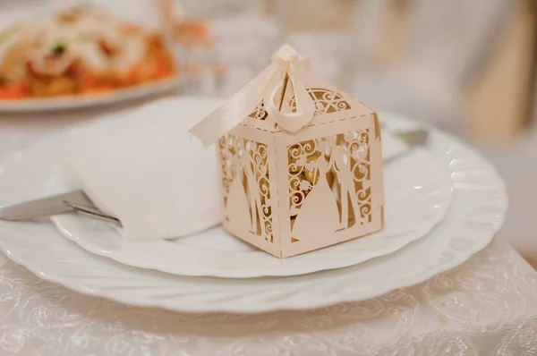 Kutlama masasında Bonbonniere. Düğün davetlileri için tatlı bir hediye.