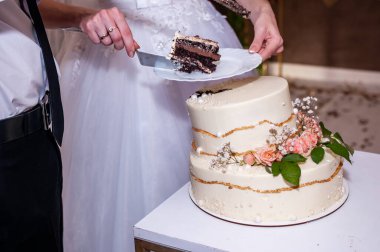 Yeni evliler düğün pastasını kesti. Düğündeki gelin ve damat düğün pastası kestiler.
