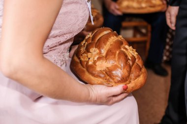 Çiçeklerle süslenmiş düğün ekmeği ve hamurla yapraklar