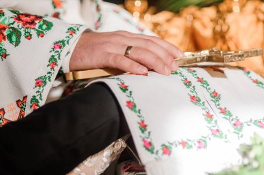 İncil 'deki gelin ve damadın elleri. Kilise nikahı