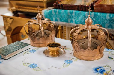 Geleneksel düğün taçları kilisede. Kilisede düğün tacı hazır.