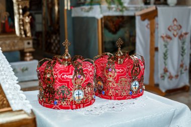Geleneksel düğün taçları kilisede. Kilisede düğün tacı hazır.