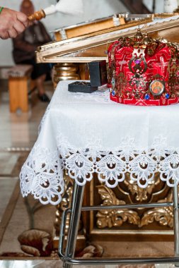 Geleneksel düğün taçları kilisede. Kilisede düğün tacı hazır.