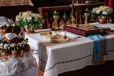 Geleneksel düğün taçları kilisede. Kilisede düğün tacı hazır.