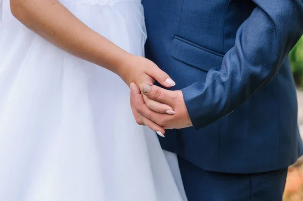 Noivo Segura Mão Noiva — Fotografia de Stock