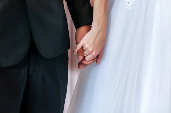 Brudgummen Håller Brudens Hand — Stockfoto