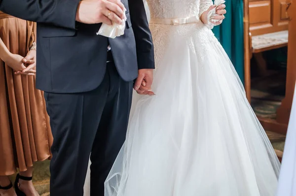 Groom Holds Bride Hand — Stock Photo, Image