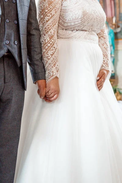 Groom Holds Bride Hand — Stock Photo, Image