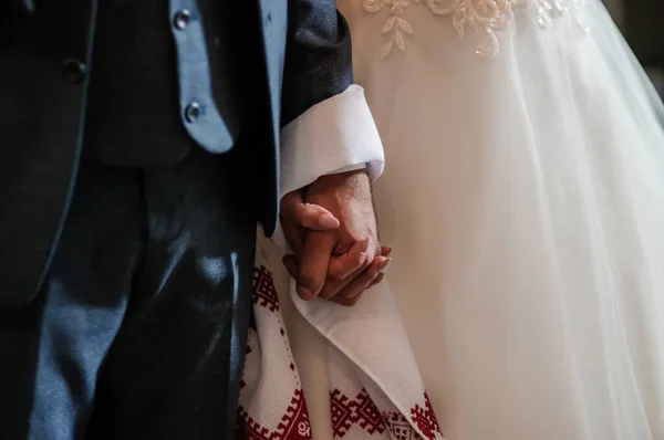 Mãos Noiva Noivo Estão Amarradas Com Uma Toalha Bordada Tradições — Fotografia de Stock