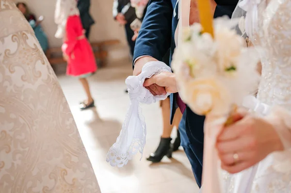Руки Жениха Невесты Связаны Вышитым Полотенцем Украинские Свадебные Традиции — стоковое фото