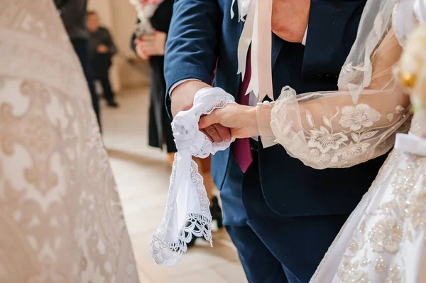 新娘和新郎的手被绣花毛巾捆住了 乌克兰的婚礼传统 — 图库照片