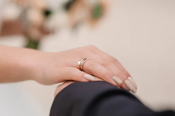Bruden Håller Brudgummens Hand — Stockfoto