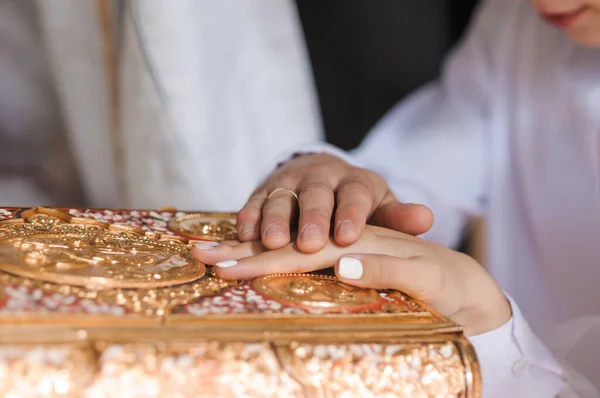 Händerna Bruden Och Brudgummen Bibeln Bröllopsceremoni — Stockfoto