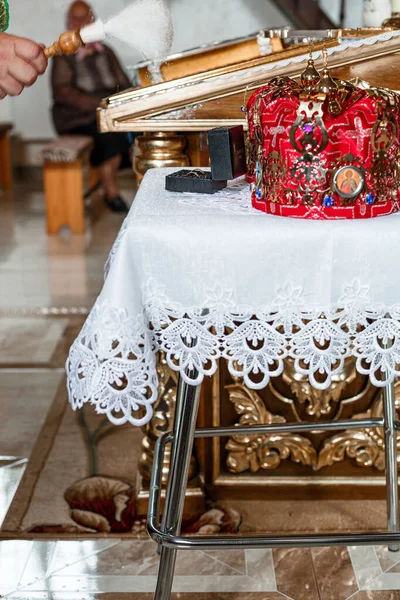 전통적 결혼식은 교회에서 절정에 달한다 결혼식을 준비하고 교회의 — 스톡 사진