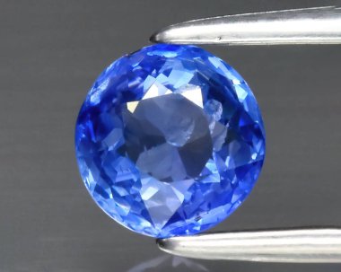 Gri arkaplanda doğal mavi safir.