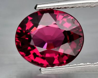 Gri arkaplanda doğal değerli rodolit taşları