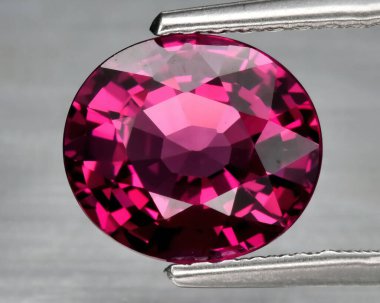 Gri arkaplanda doğal değerli rodolit taşları