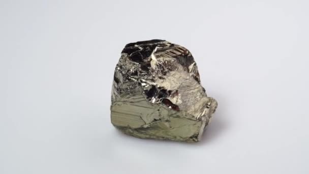 背景上的天然黄铁矿毛坯宝石 — 图库视频影像