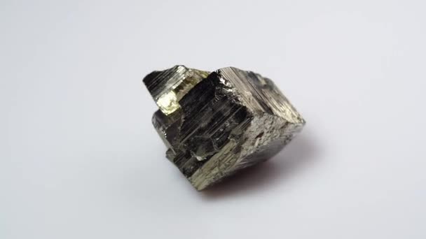 背景上的天然黄铁矿毛坯宝石 — 图库视频影像