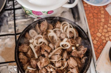 Tavada soğanlı dana ciğeri. Kızarmış inek ve domuz ciğeri.