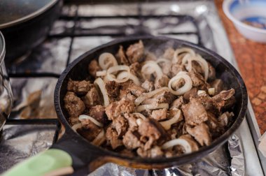 Tavada soğanlı dana ciğeri. Kızarmış inek ve domuz ciğeri.