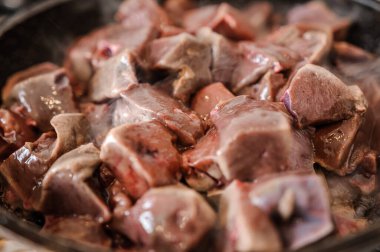 Tavada kızarmış dana ciğeri. Kızarmış inek ve domuz ciğeri.