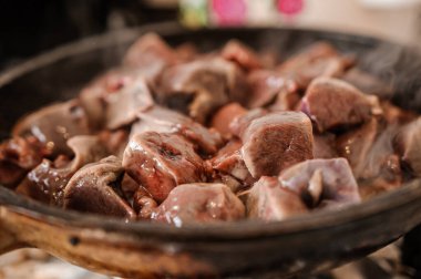 Tavada kızarmış dana ciğeri. Kızarmış inek ve domuz ciğeri.