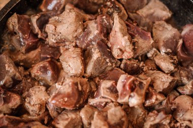 Tavada kızarmış dana ciğeri. Kızarmış inek ve domuz ciğeri.