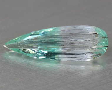 Arka planda doğal değerli taş turmalin paraiba