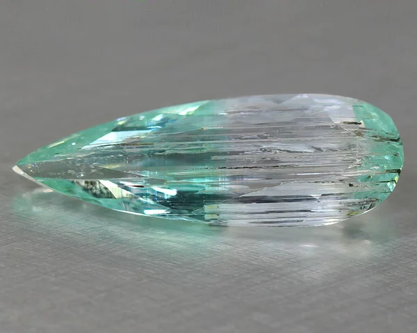 Arka planda doğal değerli taş turmalin paraiba