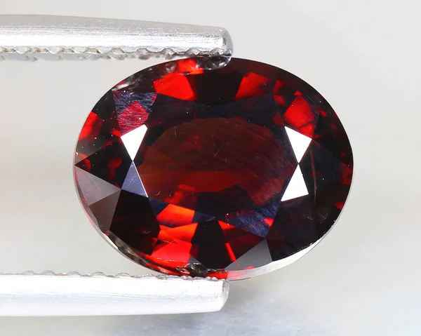 Gri arkaplanda doğal değerli taş kırmızısı zirkon