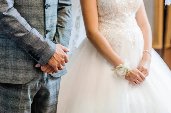 Руки Невесты Белом Платье — стоковое фото