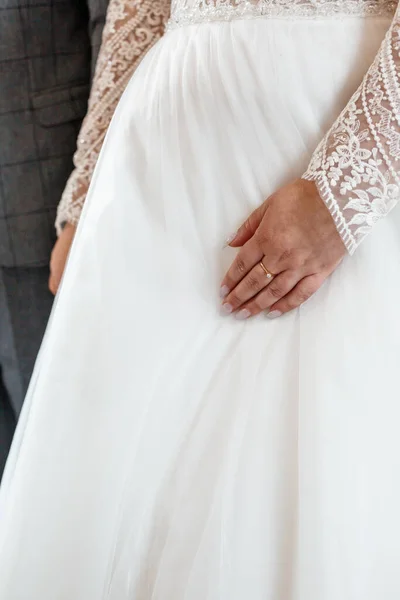 Hände Der Braut Auf Weißem Kleid — Stockfoto