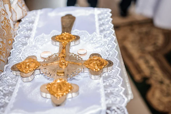 教堂里的一对金戒指和一个白色背景的铁十字架 在教堂举行的婚礼 — 图库照片