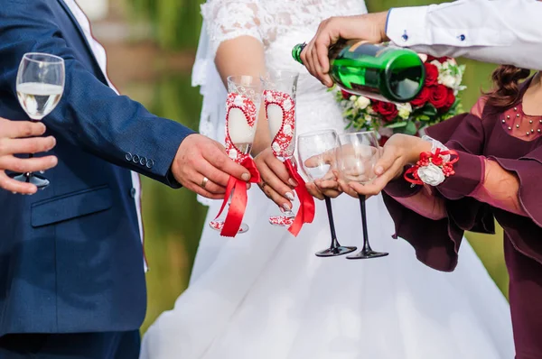 Glasses White Wine Hands Newlyweds — Fotografia de Stock