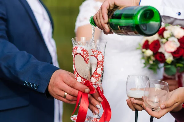 Glasses White Wine Hands Newlyweds — Stock Photo, Image