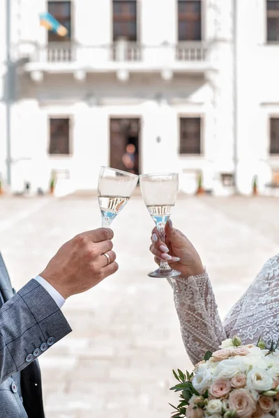 Glasses White Wine Hands Newlyweds — Fotografia de Stock